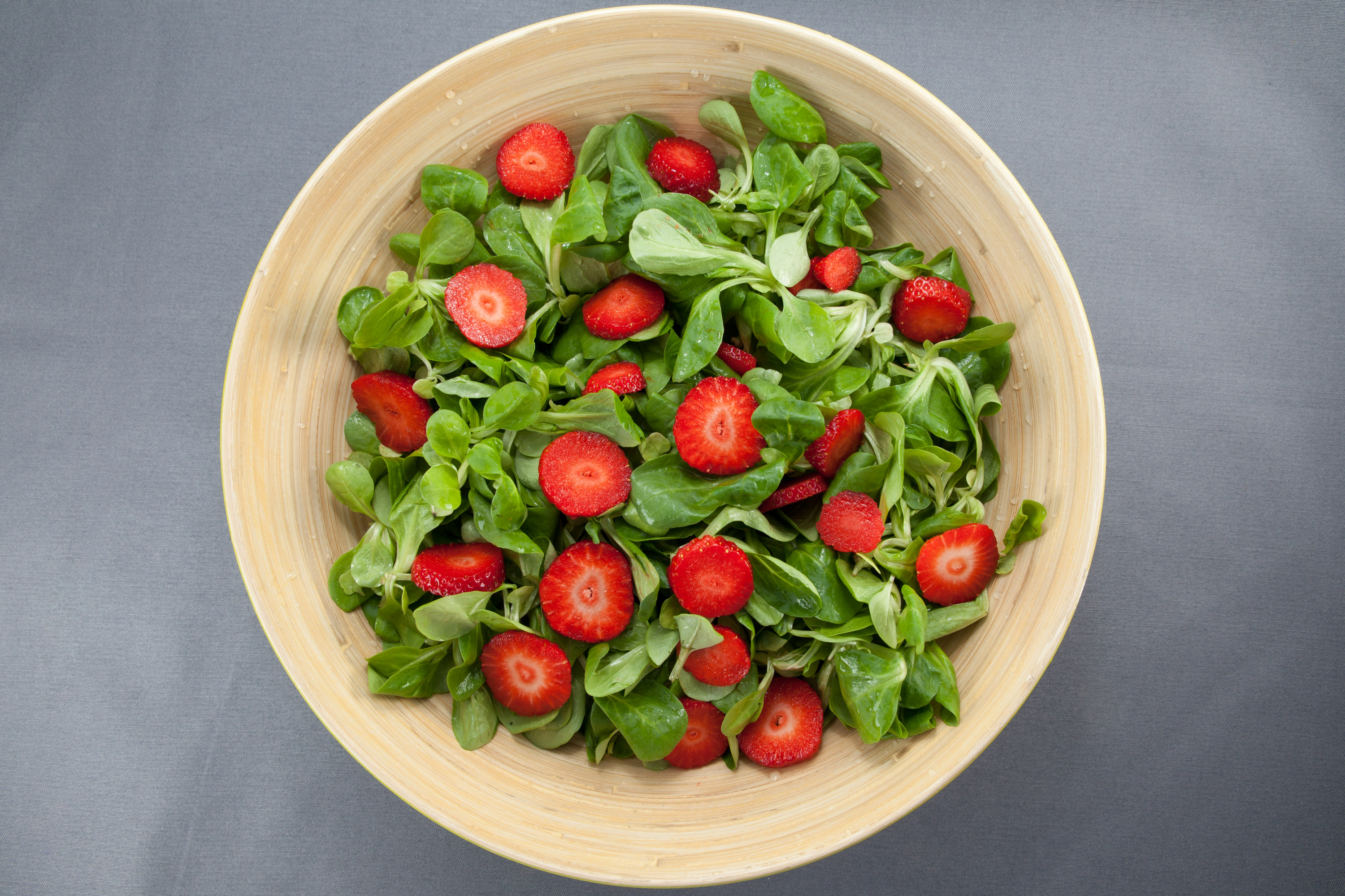 Feldsalat mit Erdbeeren und Honig-Senf-Dressing | sachsenschmaus.de