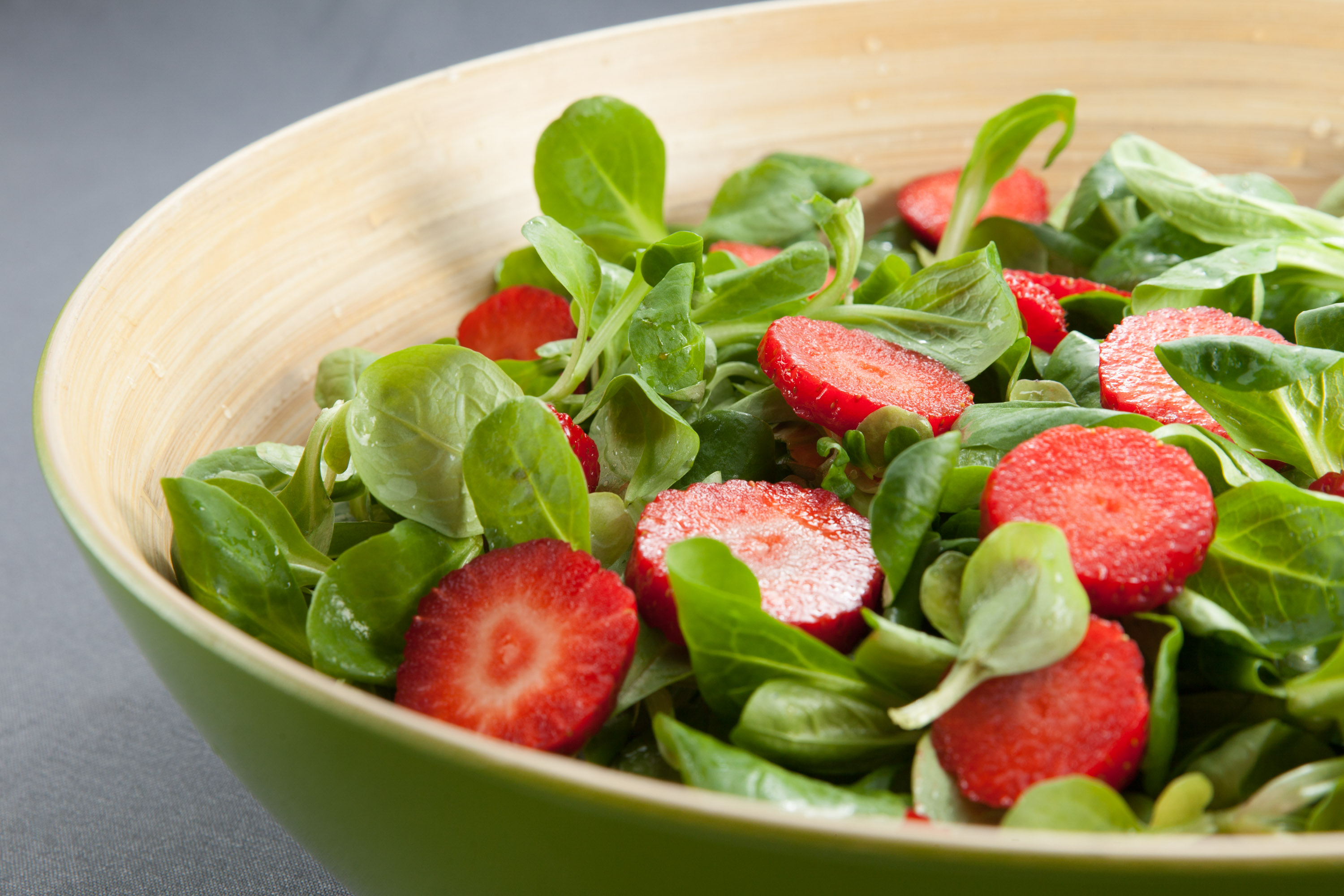 Feldsalat mit Erdbeeren und Honig-Senf-Dressing | sachsenschmaus.de