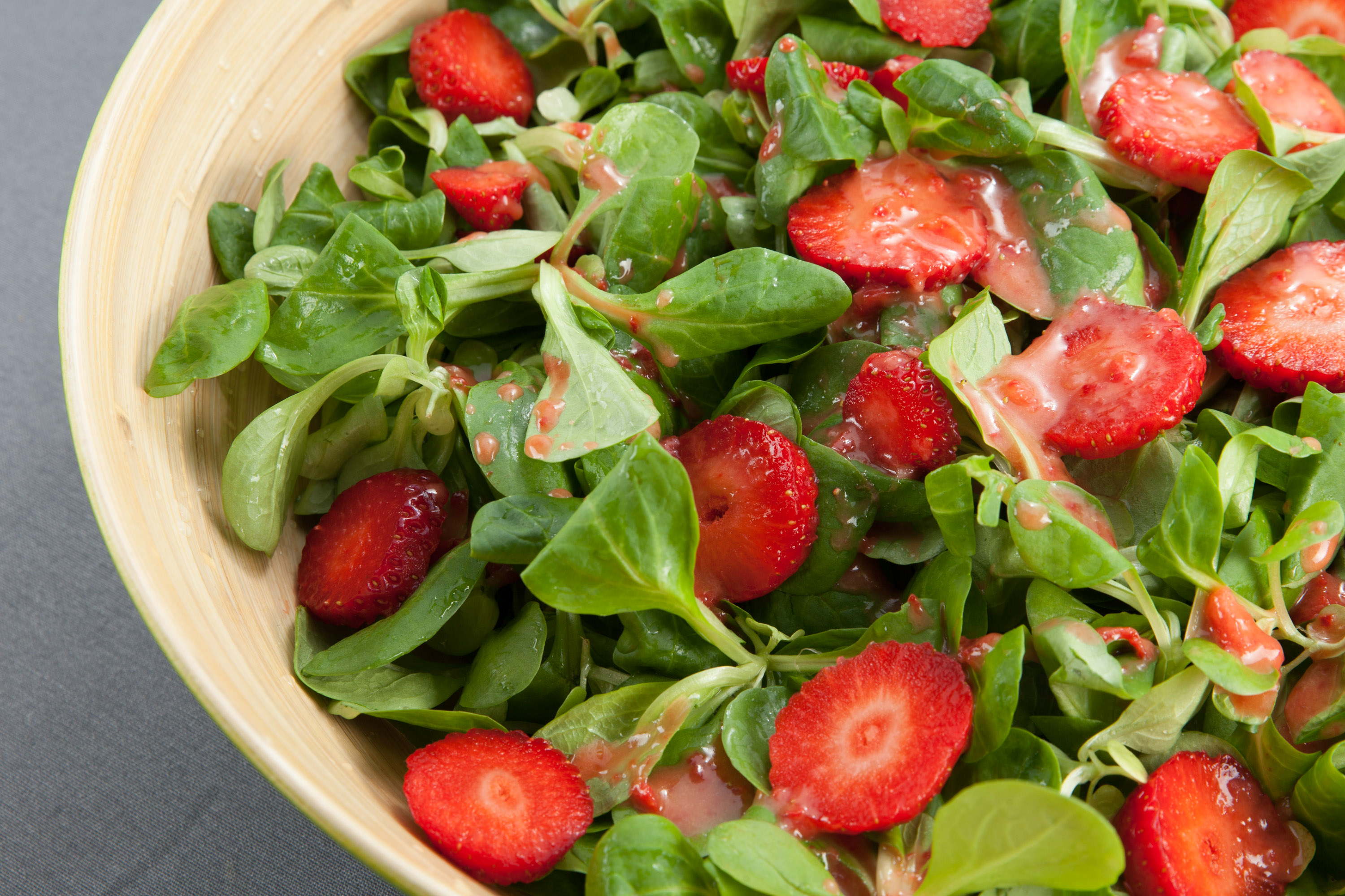 Feldsalat mit Erdbeeren und Honig-Senf-Dressing | sachsenschmaus.de