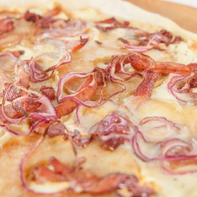 Flammkuchen mit Ziegenkäse, Apfel und Speck ©CC3.0 Sachsenschmaus.de