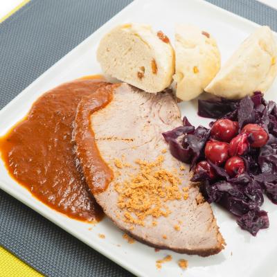 Sachsenschmaus: Sauerbraten mit Stollenklößen und Kirschrotkraut