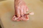 Klappen Sie dann das Fleisch nach hinten und legen Sie mit einem scharfen, spitzen Messer die Knochen frei. ©CC3.0 Sachsenschmaus.de