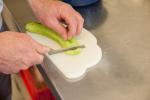 Geeiste Gurkensuppe: Gurkenfilets mit einem Wellenmesser (Crinkle Cutter) schneiden ©CC3.0 Sachsenschmaus.de