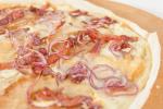 Flammkuchen mit Ziegenkäse, Apfel und Speck ©CC3.0 Sachsenschmaus.de