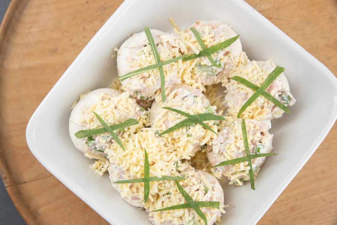 Gefüllte Champignons mit Salbei belegen und backen. ©CC3.0 Sachsenschmaus.de