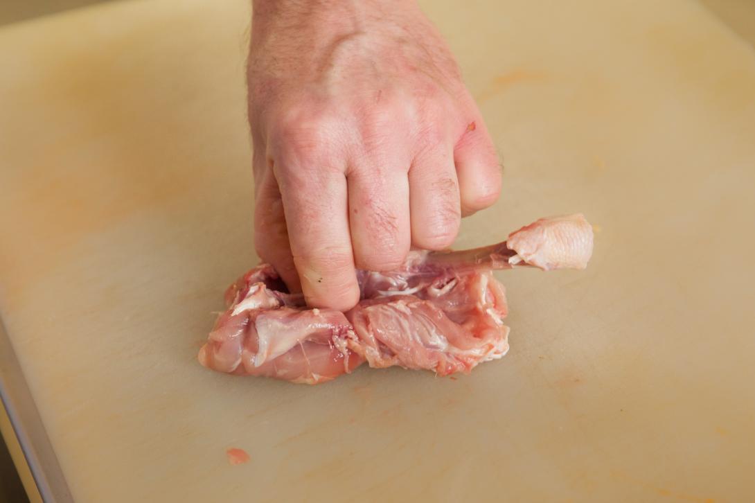 Klappen Sie dann das Fleisch nach hinten und legen Sie mit einem scharfen, spitzen Messer die Knochen frei. ©CC3.0 Sachsenschmaus.de