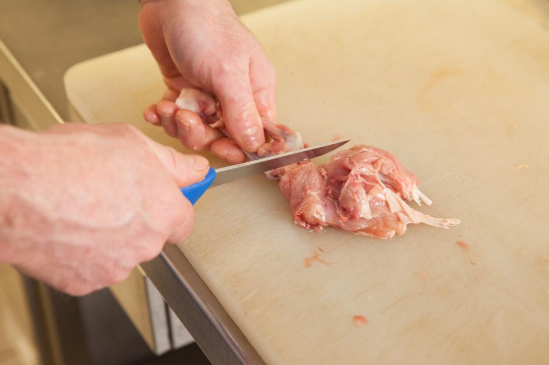 Zuletzt biegen Sie die Knochen zusammen und lösen das Fleisch in der Mitte der Keule ab. ©CC3.0 Sachsenschmaus.de