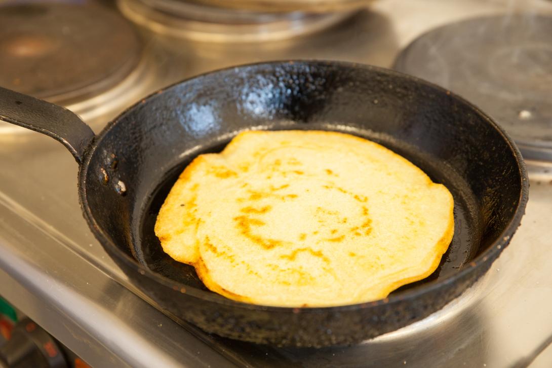 Eierkuchen goldgelb ausbacken