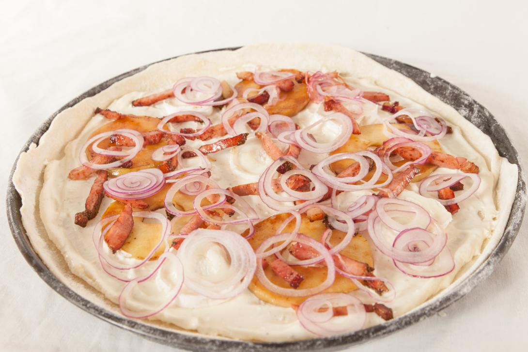 Flammenkuchen mit Ziegenkäse, Apfel und Speck ©CC3.0 Sachsenschmaus.de