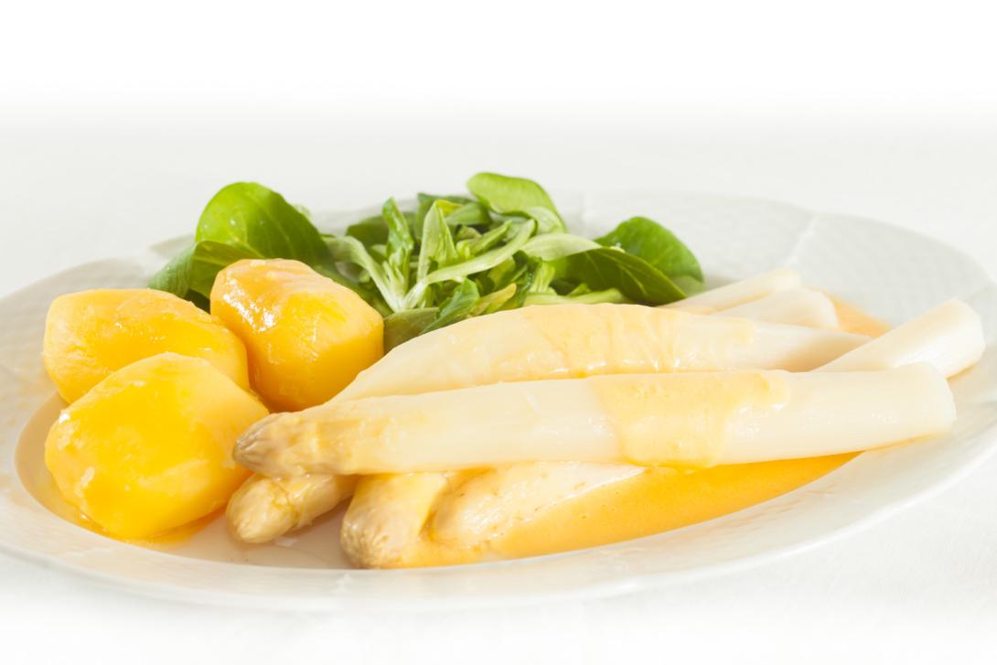 Ein Klassiker: Spargel mit Kartoffeln und Sauce Hollandaise ©CC3.0 Sachsemschmaus.de