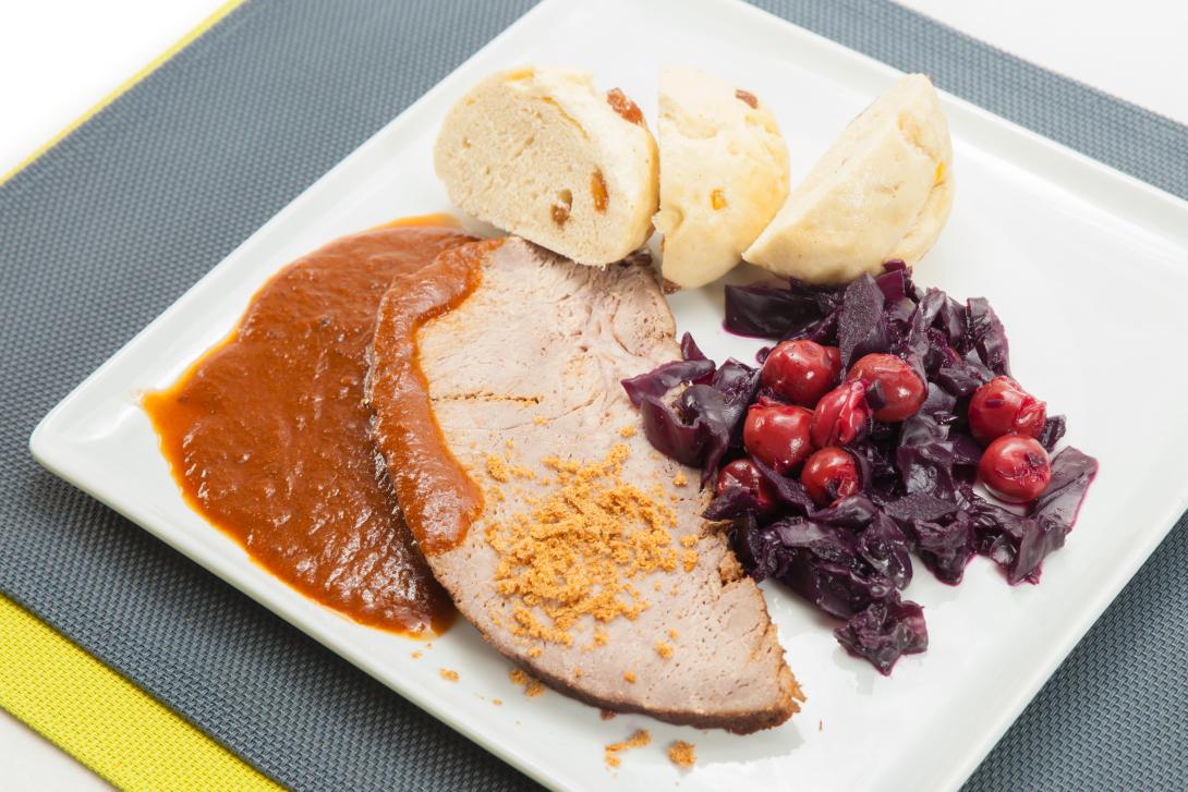 Sachsenschmaus: Sauerbraten mit Stollenklößen und Kirschrotkraut