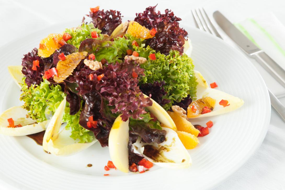 Salatplatte mit Lollo Rosso, Lollo Bionda und Eichblattsalat ©CC3.0 Sachsenschmaus